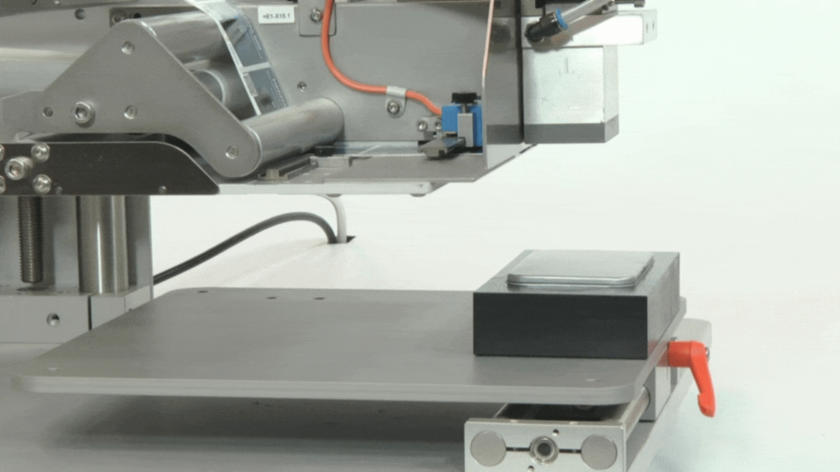 [Translate to Français:] HERMA 500 Etikettenübergabe mit Abholzylinder