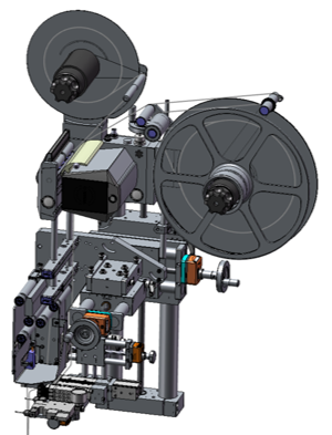 Un dessin technique d'un projecteur de film avec deux grandes bobines de film et divers composants mécaniques pour le guidage du film.