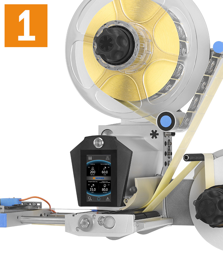 Une machine avec une grande bobine, un écran de contrôle numérique et un bras mécanique pour le traitement des matériaux.