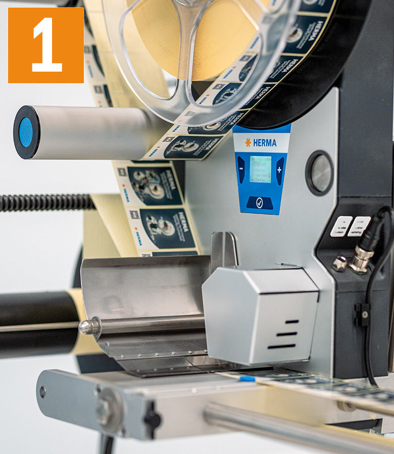 Machine à étiqueter avec un rouleau d'étiquettes, un écran de contrôle et des commandes. La machine est prête pour le processus d'étiquetage.