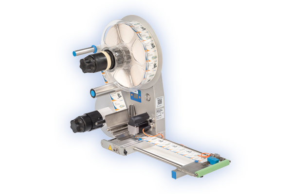 Machine à étiqueter avec support à rouleaux, qui applique des étiquettes sur une surface de bande transporteuse.