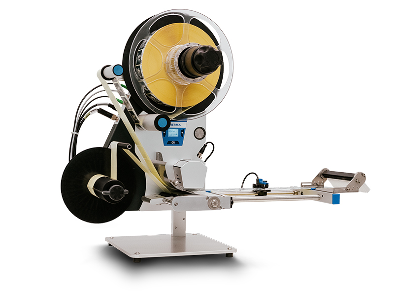 Une machine à étiqueter avec un grand support de rouleau, un distributeur et un panneau de commande pour gérer le processus d'étiquetage.