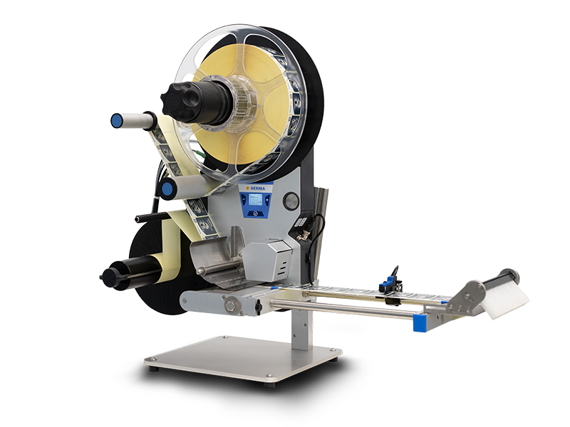 Machine à étiqueter avec rouleaux, un panneau de commande et un mécanisme de sortie pour les étiquettes. Idéale pour une utilisation industrielle.