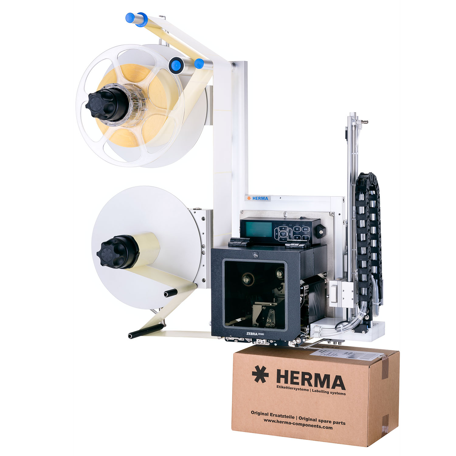 Machine à étiqueter avec deux rouleaux, une imprimante et un emballage en carton avec le logo de HERMA.