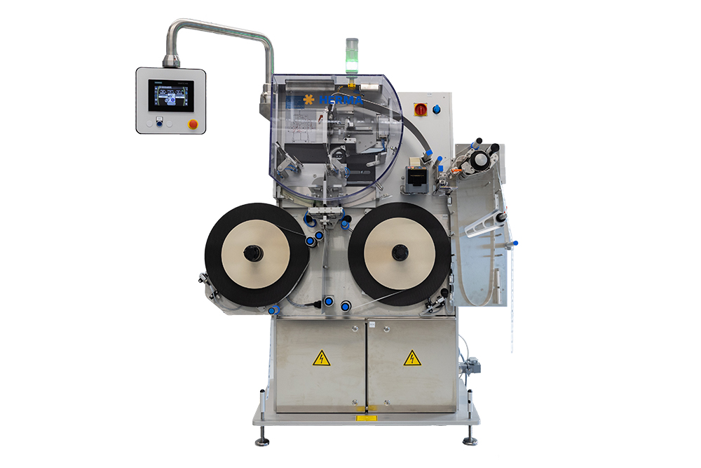 Une machine industrielle avec deux grands rouleaux, un panneau de commande et divers éléments de contrôle pour le traitement des matériaux.
