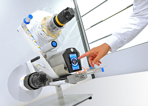 [Translate to Français:] HERMA 500 in Aktion bei der Etikettierung von Kosmetika