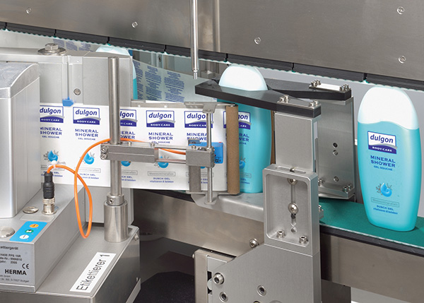 [Translate to Français:] HERMA Etikettierung von Kunststoffflaschen / Formflaschen und Hygiene-Produkten