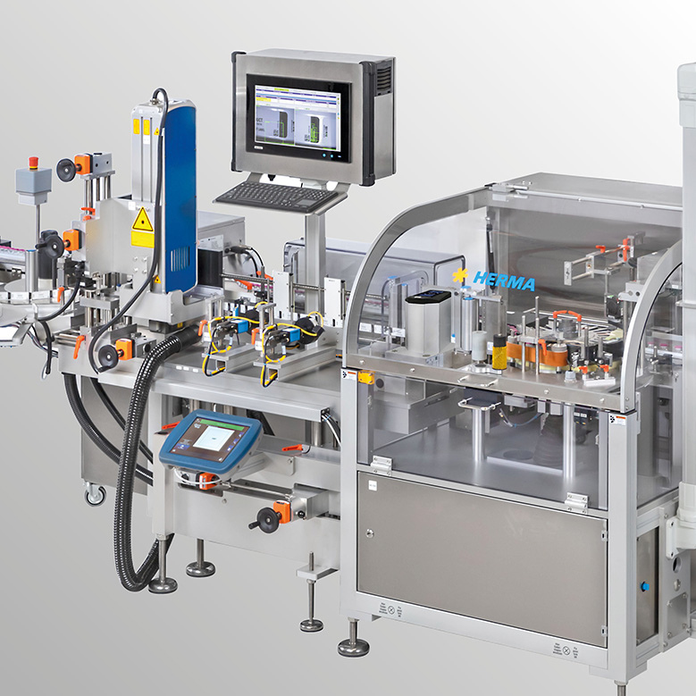 Machine d'emballage automatisée avec écran, éléments de commande et boîtier transparent pour surveiller le processus d'emballage.