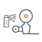 Appareil de pulvérisation avec une bouteille qui émet des jets de spray et un rouleau rotatif pour l'application de liquides.