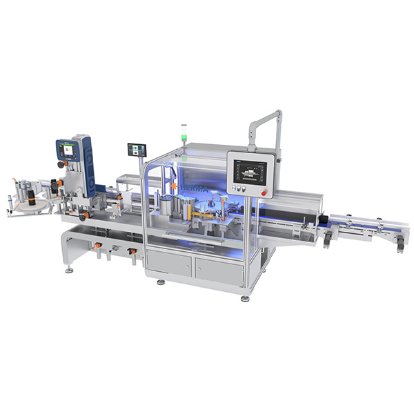 Machine d'emballage automatisée avec plusieurs stations, écrans et convoyeurs pour le traitement de bouteilles ou de conteneurs.