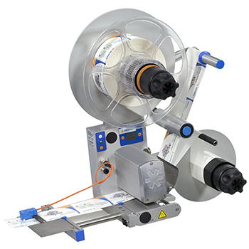 Machine à étiqueter avec deux rouleaux, des éléments de commande et un convoyeur pour l'étiquetage automatique des produits.
