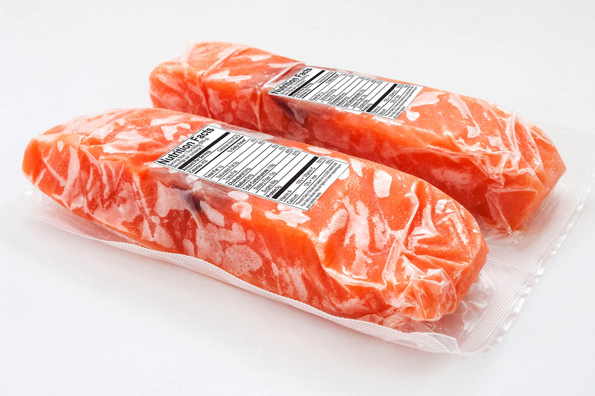 Étiquette alimentaire sur l'emballage de saumon en plastique.