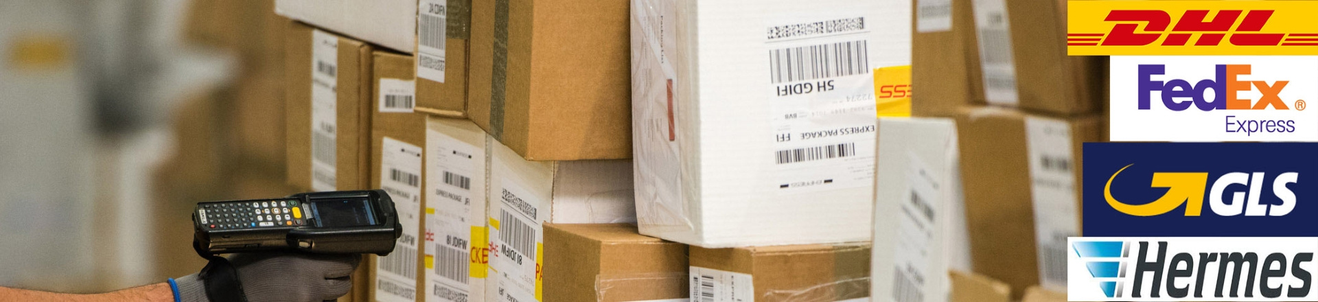 Étiquettes logistiques et étiquettes de transport sur carton, homme avec un scanner à main, avec logos d'expéditeurs en ligne, format paysage.