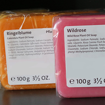 Étiquettes de marquage des produits sur des savons colorés emballés dans du film plastique.
