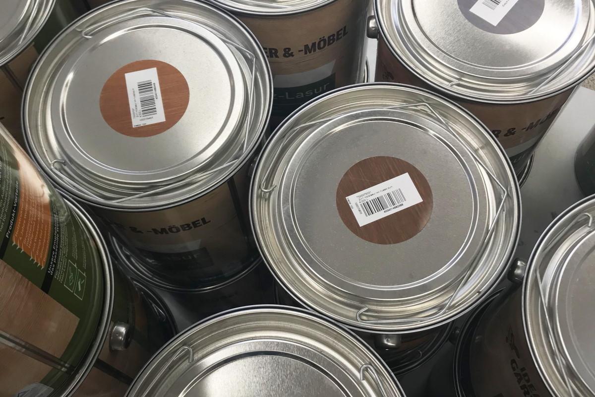 Solutions secteur des matériaux de construction : Étiquettes avec impression de couleur bois et impression par transfert thermique ultérieur sur les couvercles de pots de peinture.