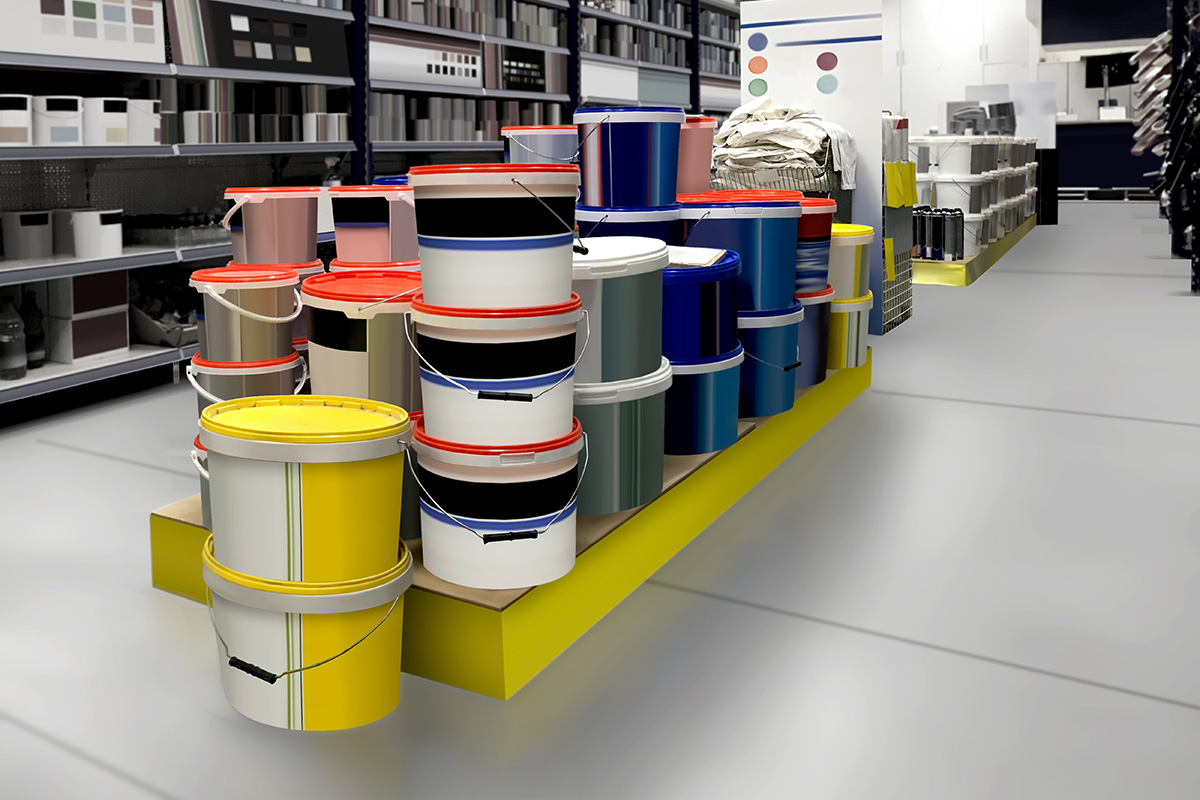 Solutions pour le secteur des matériaux de construction : seaux de peinture avec des étiquettes en impression numérique dans les magasins de bricolage.