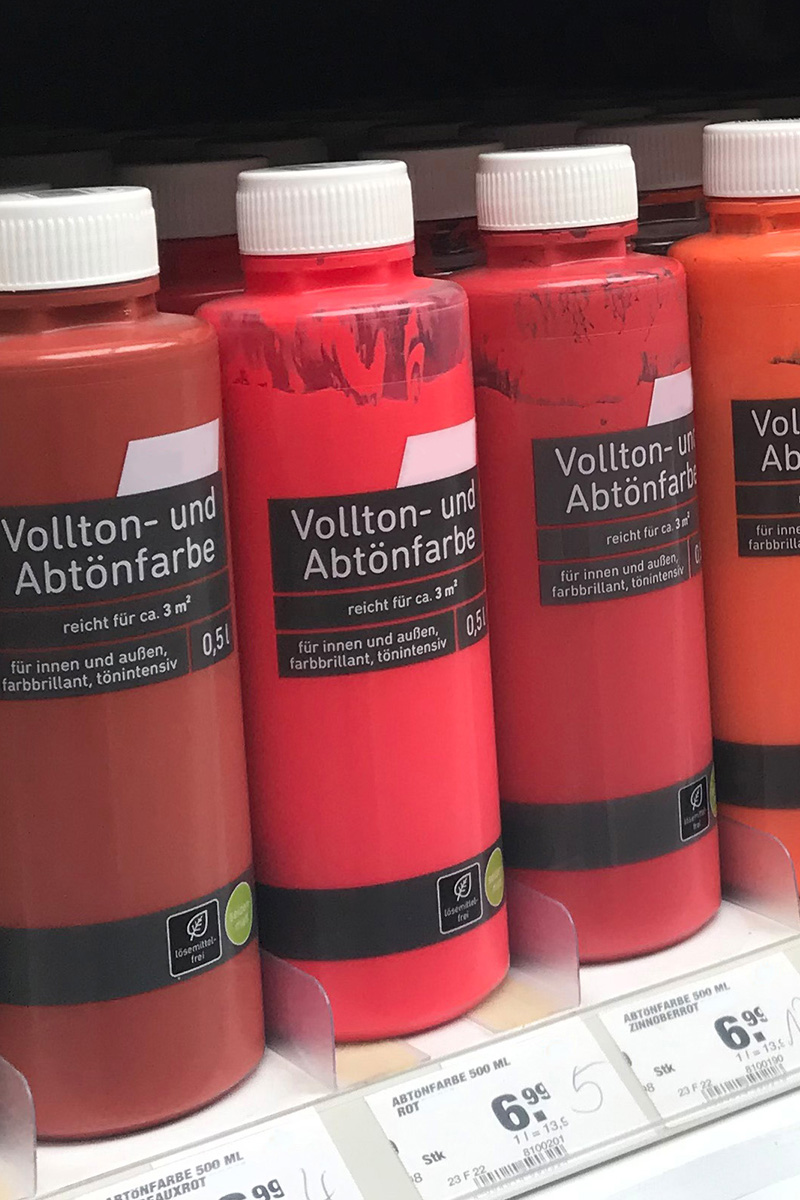 Solutions secteur des matériaux de construction : Étiquettes en impression numérique sur des bouteilles colorées dans les rayons des magasins de bricolage, détail de la face avant.