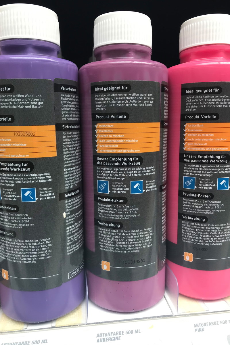 Solutions secteur des matériaux de construction : Étiquettes en impression numérique sur bouteilles colorées dans les rayons des magasins de bricolage, détail au dos.