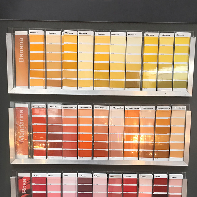 Solutions pour le secteur des matériaux de construction : nuanciers au centre de mélange de couleurs dans le magasin de bricolage.