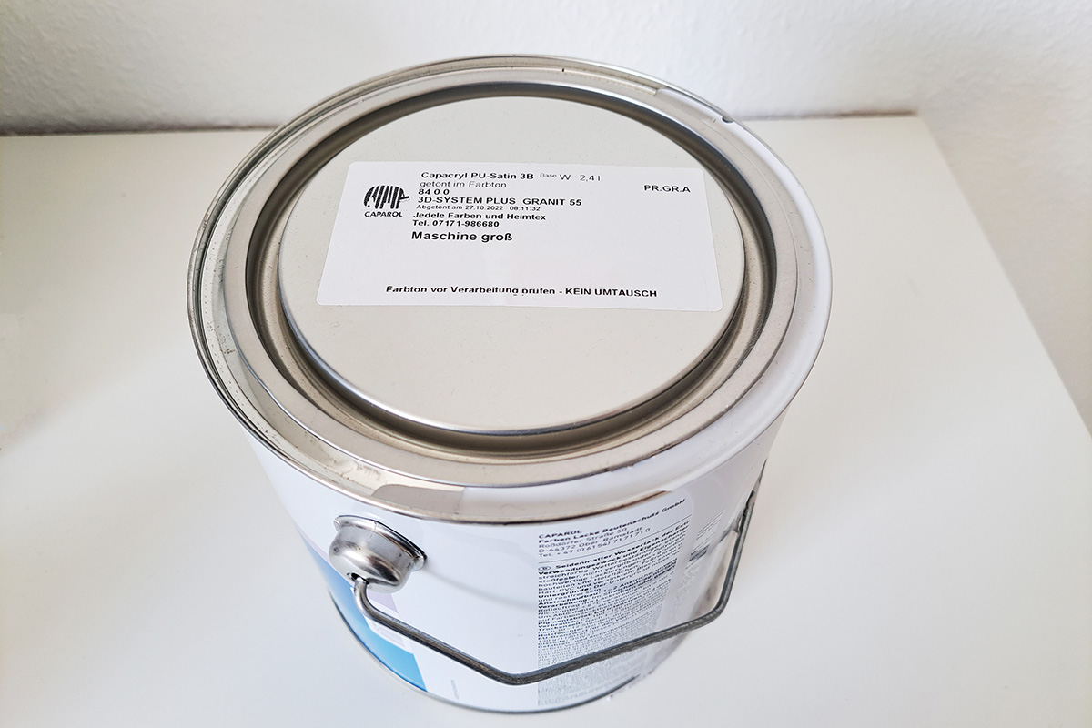 Solutions secteur des matériaux de construction : Étiquette de contenu imprimée par transfert thermique sur un pot de peinture avec une couleur mélangée sur mesure dans le magasin de bricolage.
