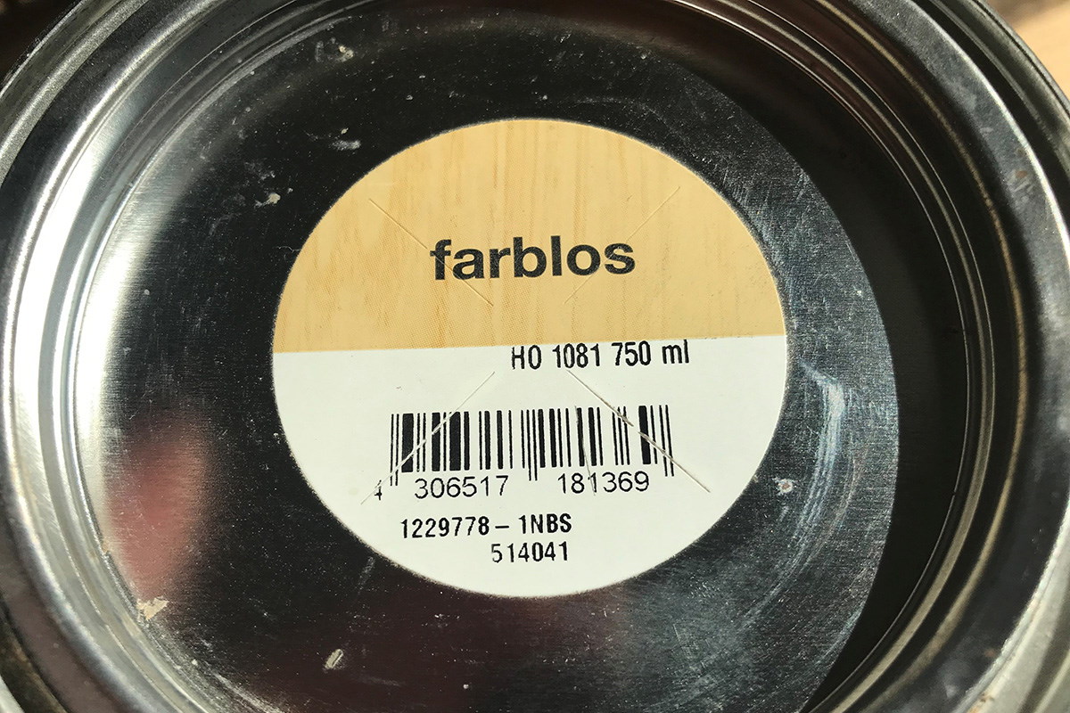Solutions secteur des matériaux de construction : Étiquettes avec impression couleur bois et impression par transfert thermique ultérieur, sur les couvercles de pots de peinture.