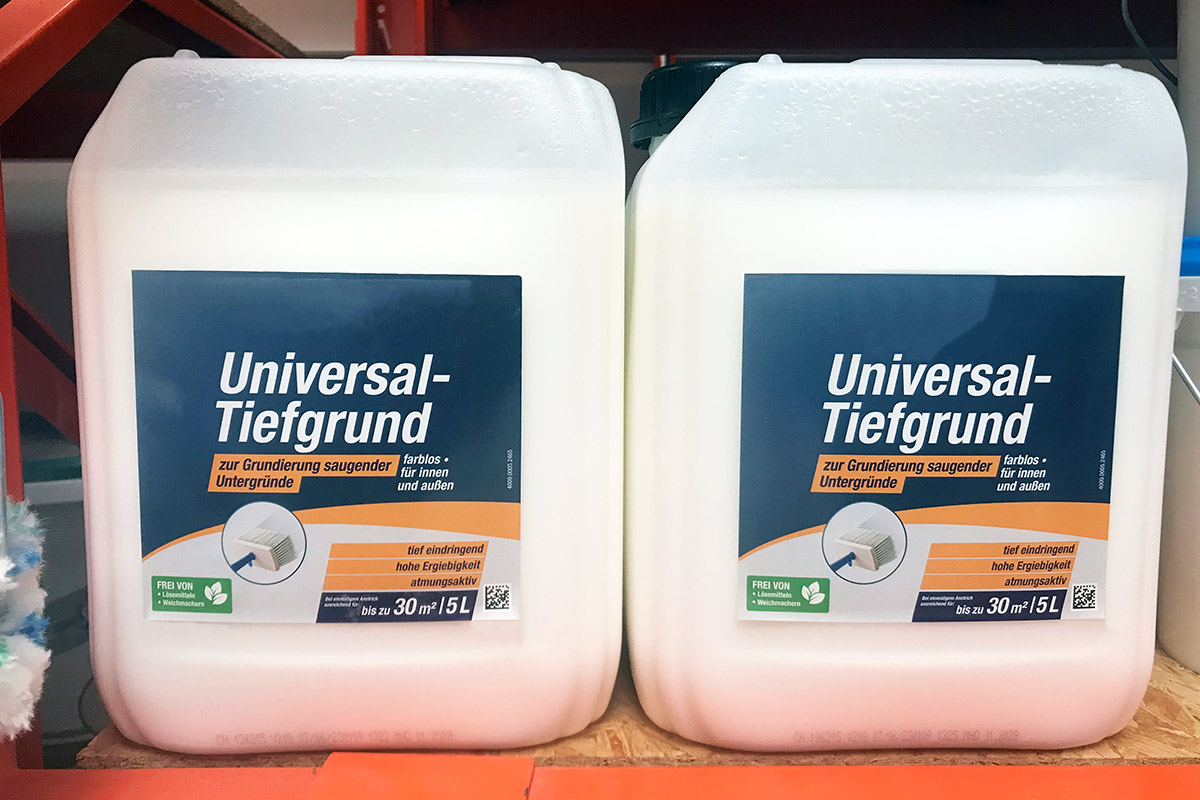 Solutions secteur des matériaux de construction : Étiquettes en impression numérique sur de grands bidons industriels dans les rayons des magasins de bricolage, motif primaire avec siloxane.