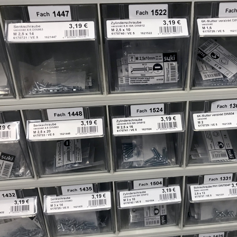 Solutions secteur des matériaux de construction : étiquetage des rayons dans les magasins de bricolage (petits tiroirs pour vis), étiquettes imprimées par transfert thermique avec contenu, prix, code-barres.