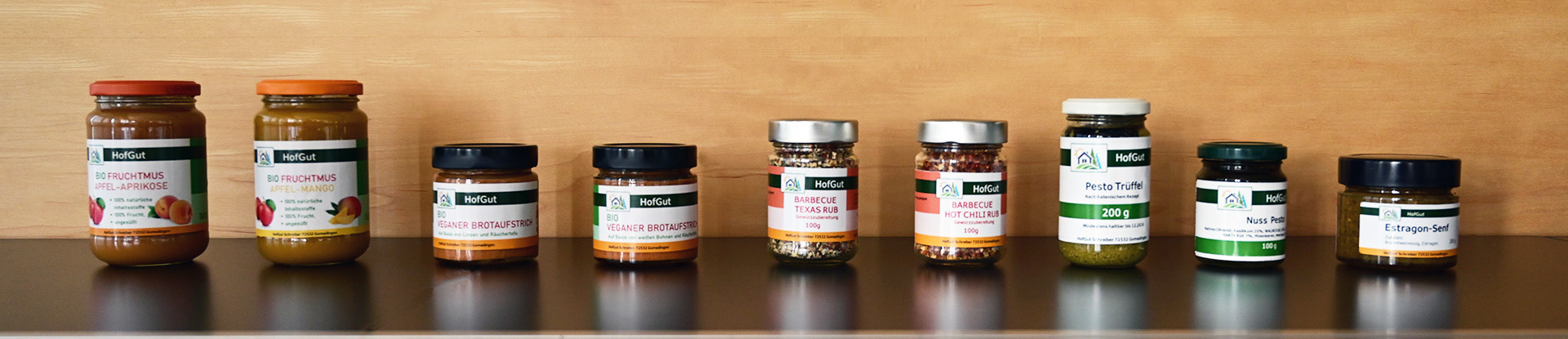 Commander des étiquettes en rouleau en impression numérique en ligne : 9 produits différents en verre, avec des étiquettes en verre, sur fond en bois.