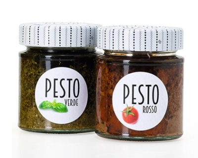 Étiquettes de pesto sur des bocaux dans le secteur privé