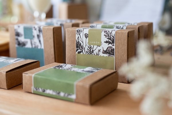 Étiquettes de produit Etsy pour savon : ces étiquettes imprimées, qui s'enroulent autour d'un carton brun neutre, font à la fois office d'étiquettes de produit et d'étiquettes de fermeture.