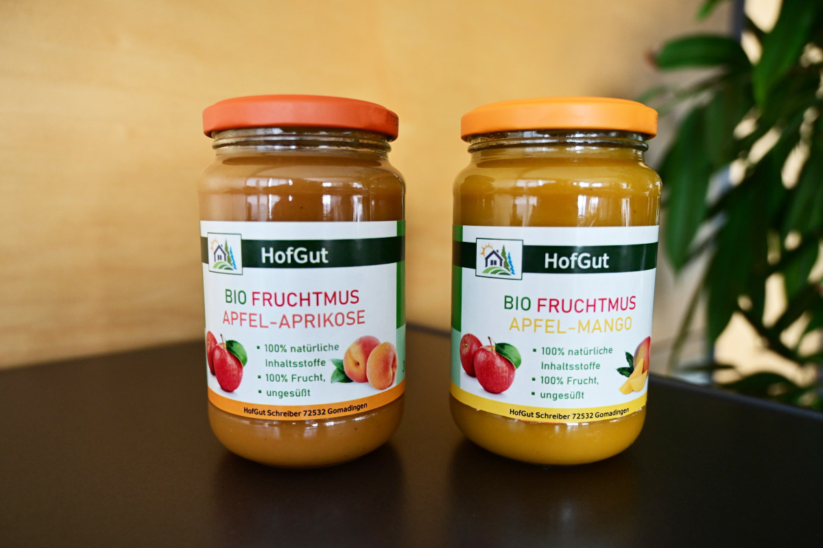 Commander des étiquettes en rouleau en impression numérique en ligne : étiquettes en verre pour compote de fruits bio, 2 bocaux, fond en bois.