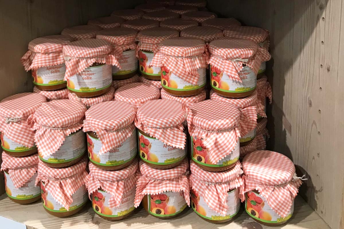 Commander des étiquettes en rouleau en impression numérique en ligne : étiquettes de confiture sur des bocaux de tartinade, de nombreux bocaux sur l'étagère, extrait.