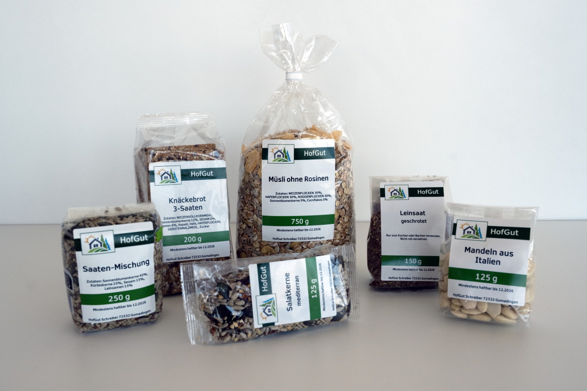 Commander en ligne des étiquettes en rouleau en impression numérique : Différents emballages pour des aliments secs, y compris des céréales, des mélanges de graines et des amandes, avec des étiquettes imprimées numériquement.