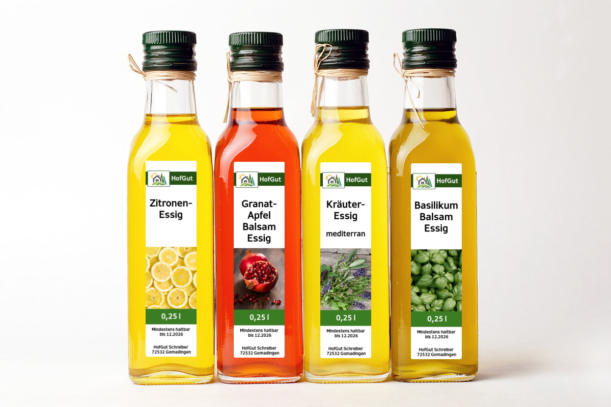 Commander des étiquettes en rouleau en impression numérique en ligne : 4 bouteilles avec des étiquettes de vinaigre, fond clair.