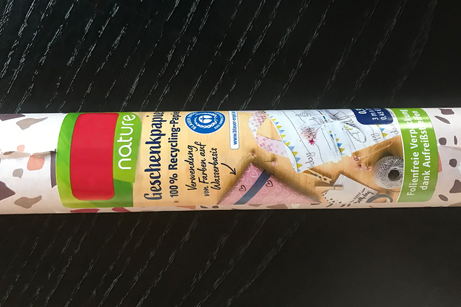 Deux en un : rouleau de papier cadeau avec étiquette en impression numérique servant d'étiquette produit et d'étiquette de fermeture.