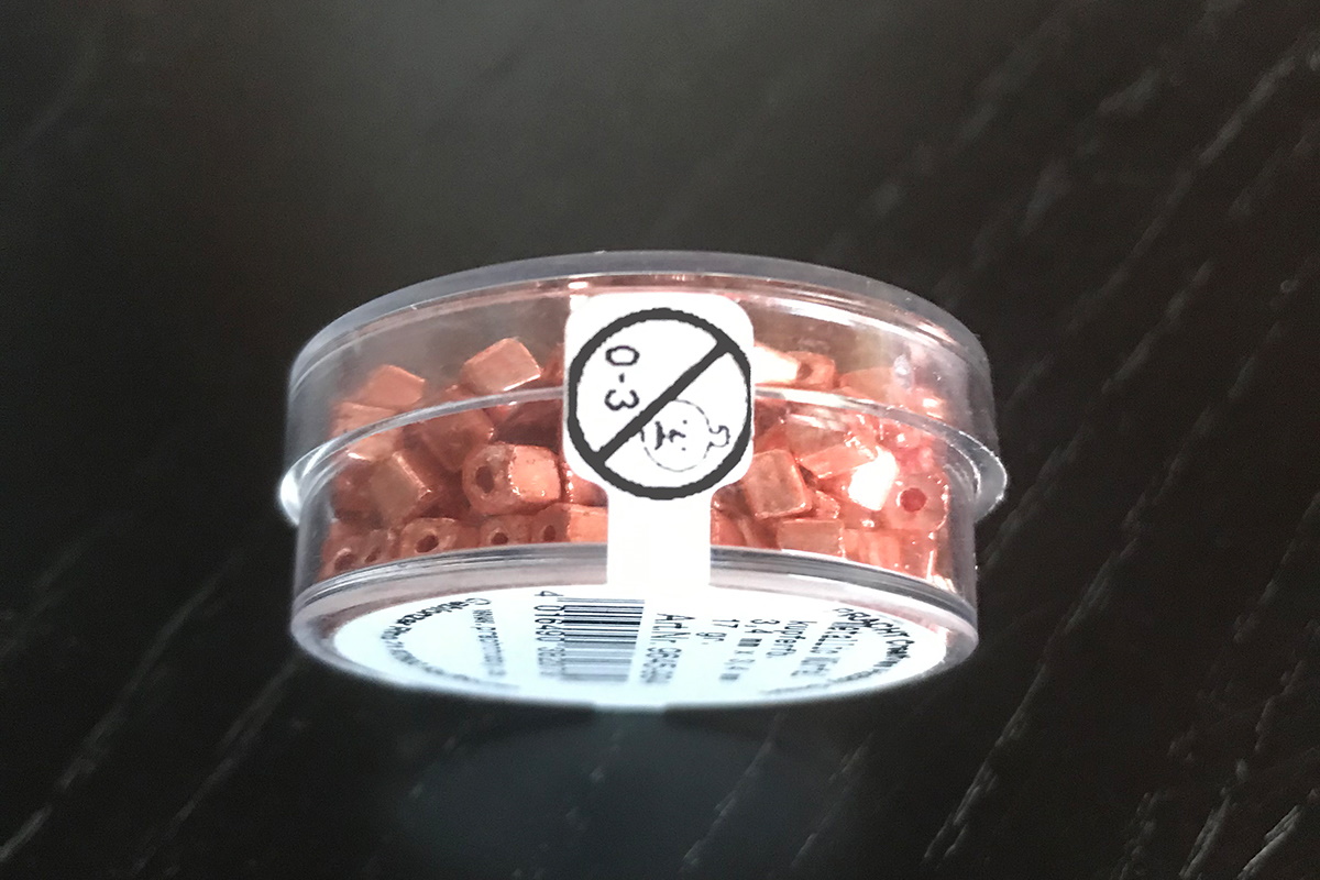 Étiquettes de produit deux-en-un et étiquettes de fermeture, étiquettes en forme spéciale sur boîte à perles, imprimées par transfert thermique.