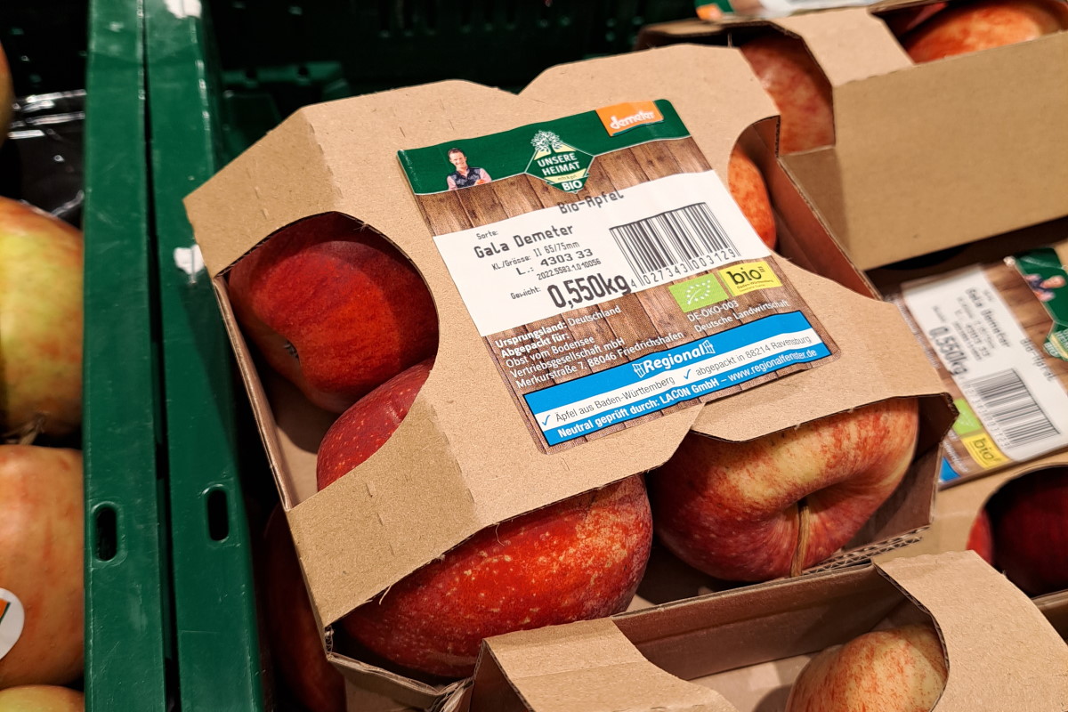 Étiquettes durables : Pomme en emballage carton avec étiquette