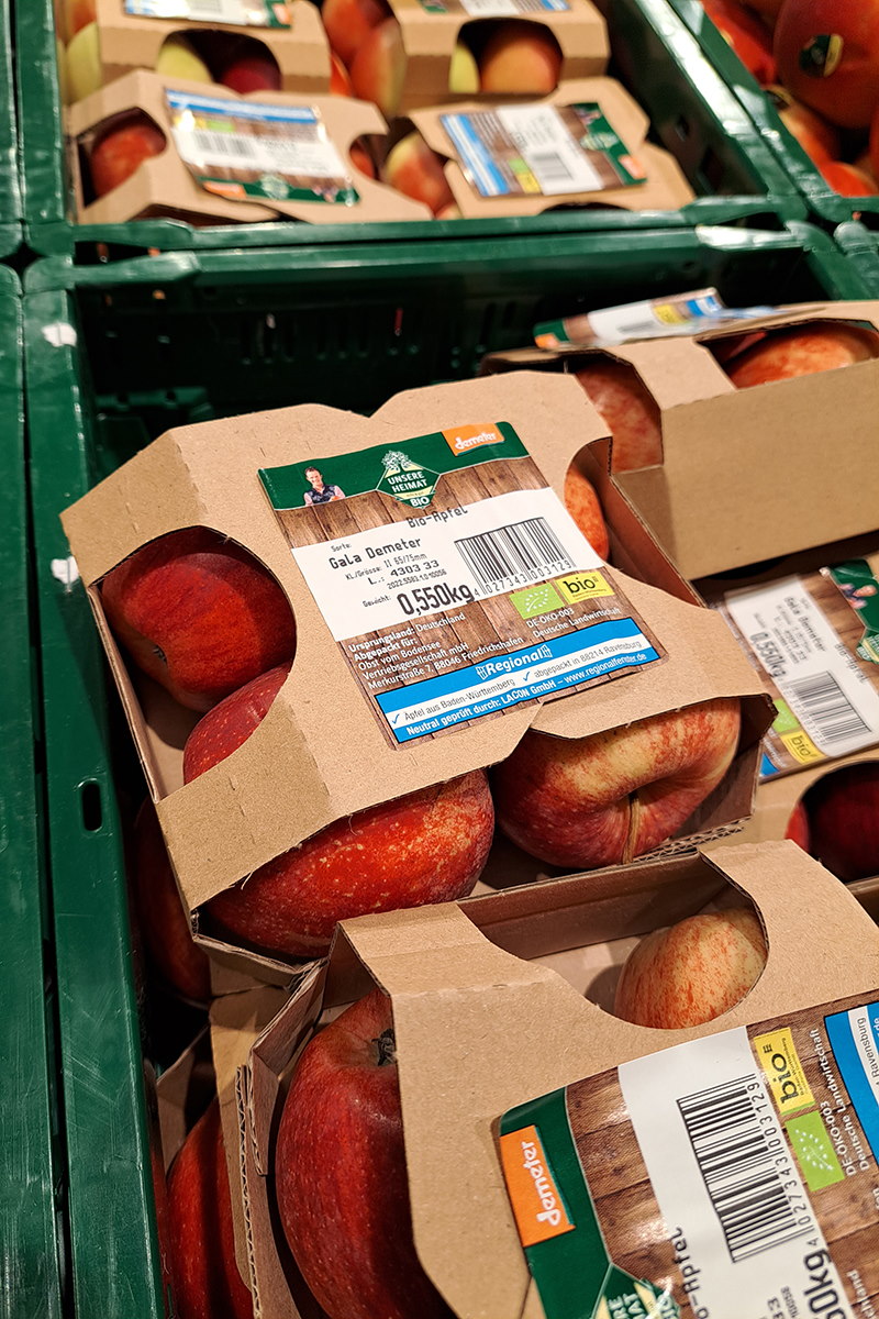 Étiquettes durables : Pomme en emballage carton avec étiquette