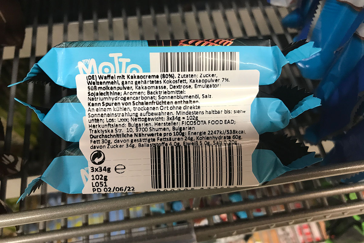 Étiquette à bande perforée sur l'emballage des barres de noix.
