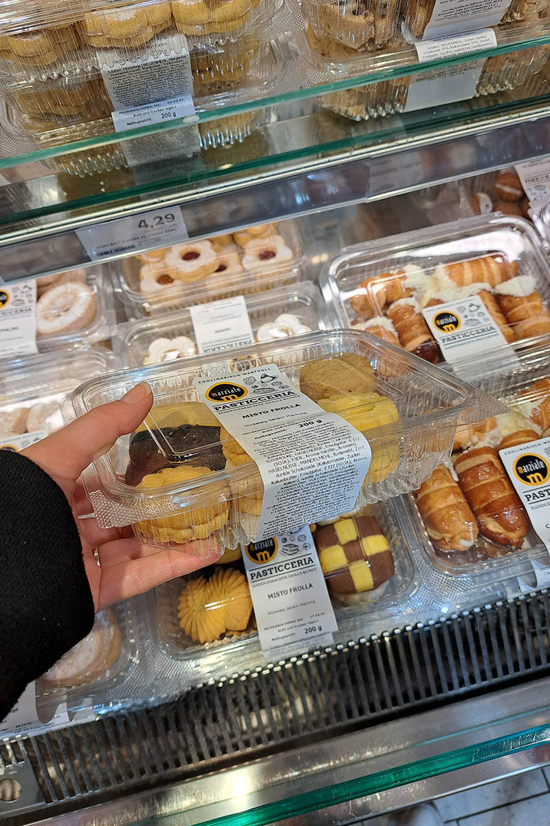 Solutions alimentaires : Étiquette produit et de fermeture deux-en-un, pré-imprimée en couleur, imprimée par transfert thermique avec contenu, MHC, code-barres, sur emballage clamshell pour pâtisseries.