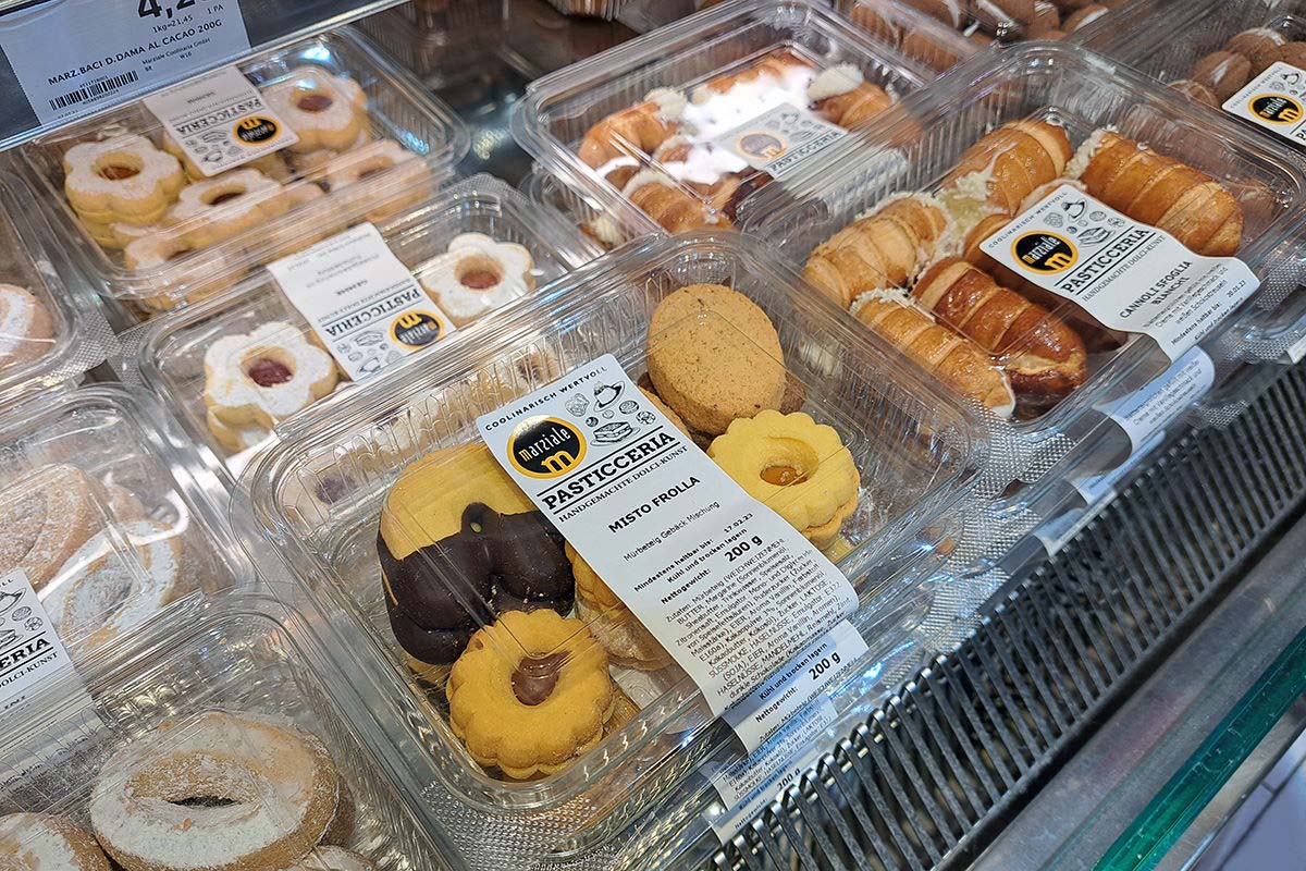 Solutions alimentaires : Étiquette produit et de fermeture deux-en-un, préimprimée en couleur, imprimée par transfert thermique avec contenu, MHC, code-barres, sur emballage clamshell pour pâtisseries.