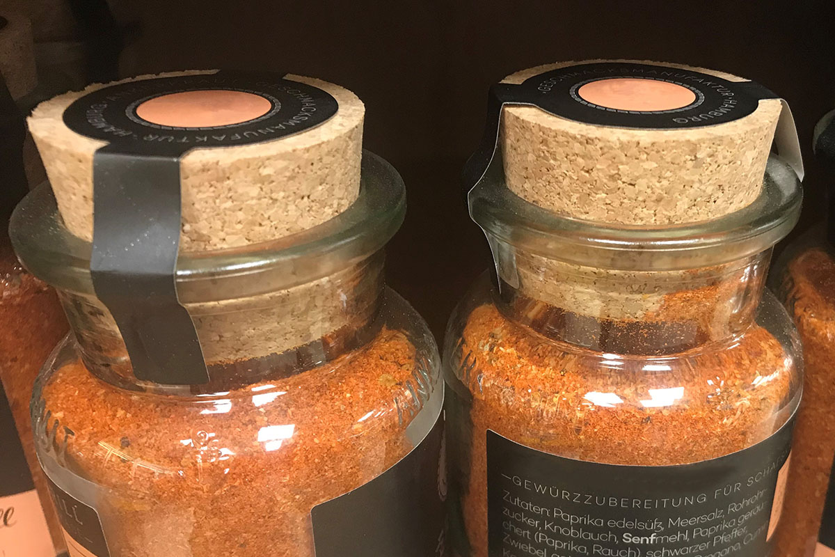 Solutions alimentaires : Étiquette produit et de fermeture deux-en-un, forme spéciale avec languettes latérales, imprimée en couleur sur un couvercle en liège (pot à épices).