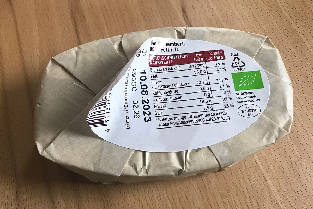 Solutions alimentaires : Étiquette produit et de fermeture deux-en-un, pré-imprimée en couleur, imprimée par transfert thermique avec contenu, MHC, code-barres, sur emballage de fromage.