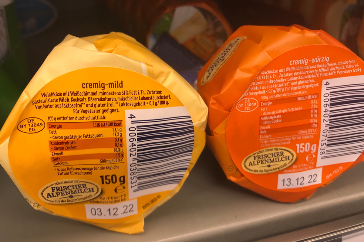 Solutions alimentaires : Étiquette produit et fermeture deux-en-un, pré-imprimée en couleur, imprimée par transfert thermique avec contenu, MHC, code-barres, sur emballage de fromage.