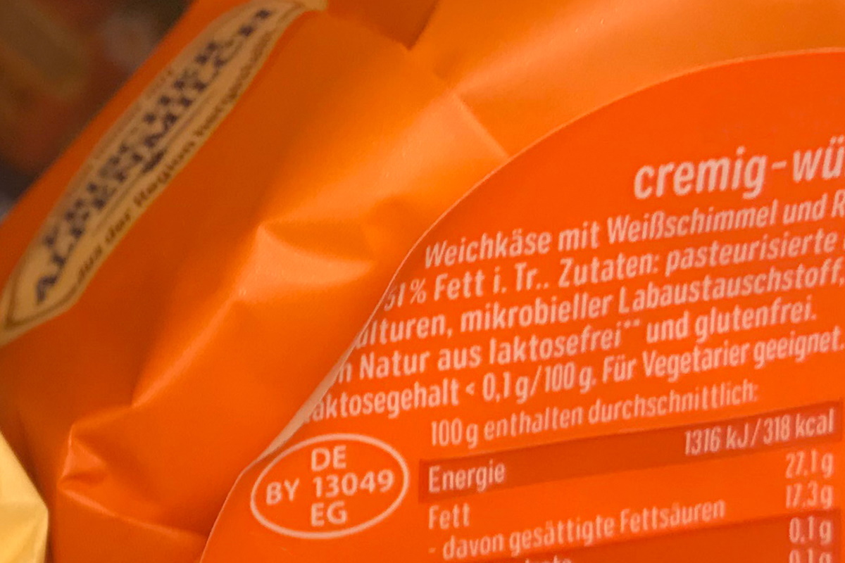 Solutions alimentaires : Étiquette produit et fermeture deux-en-un, préimprimée en couleur, imprimée par transfert thermique avec contenu, MHC, code-barres, sur emballage de fromage.