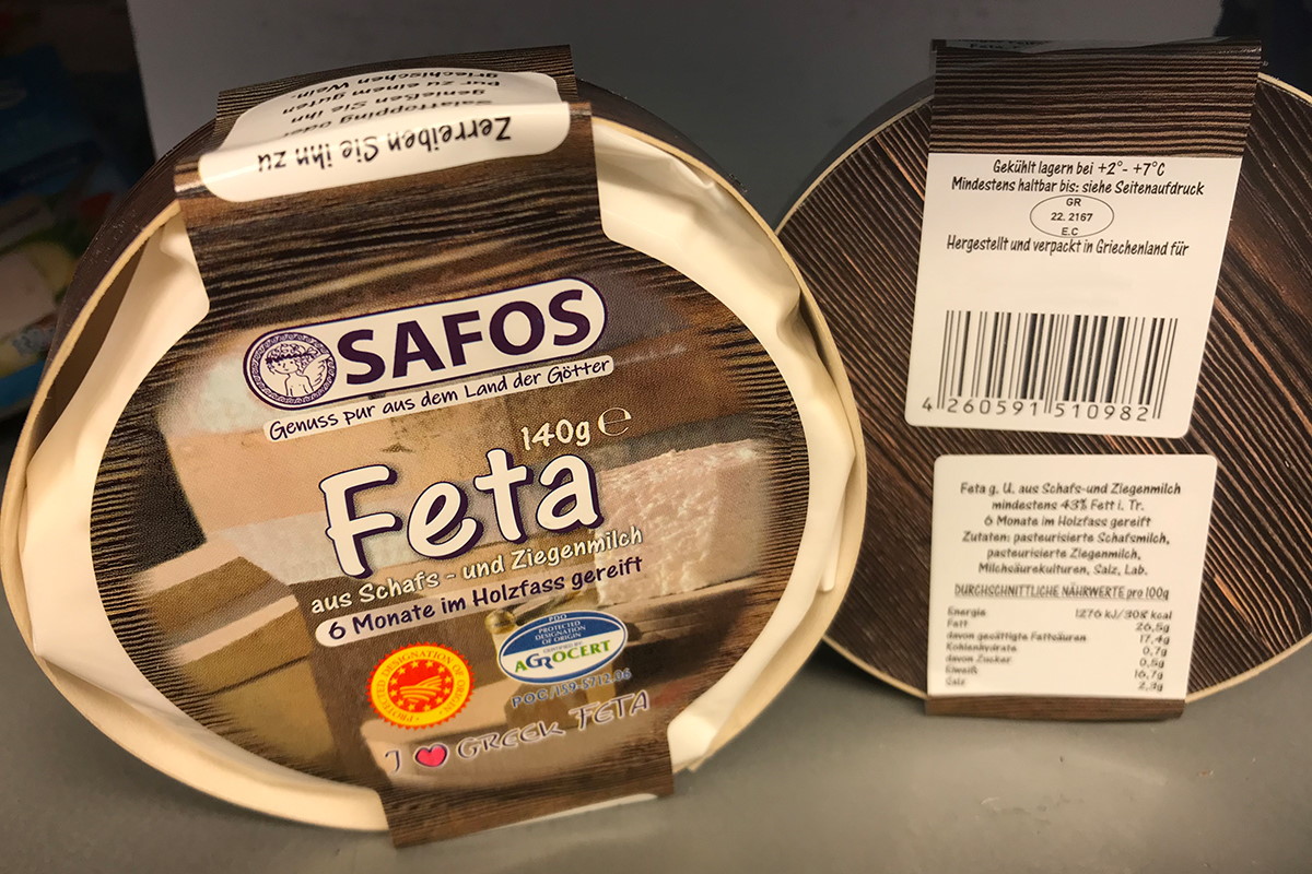 Solutions alimentaires : Étiquette produit et de fermeture deux-en-un, pré-imprimée en couleur, imprimée par transfert thermique ultérieurement avec le contenu, MHC, code-barres, sur emballage de fromage.
