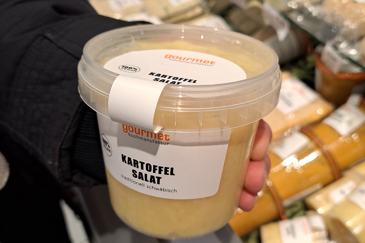 Solutions alimentaires : Étiquette produit et de fermeture deux-en-un, forme spéciale pour relier le corps et le couvercle, salade de pommes de terre en gobelet en plastique.