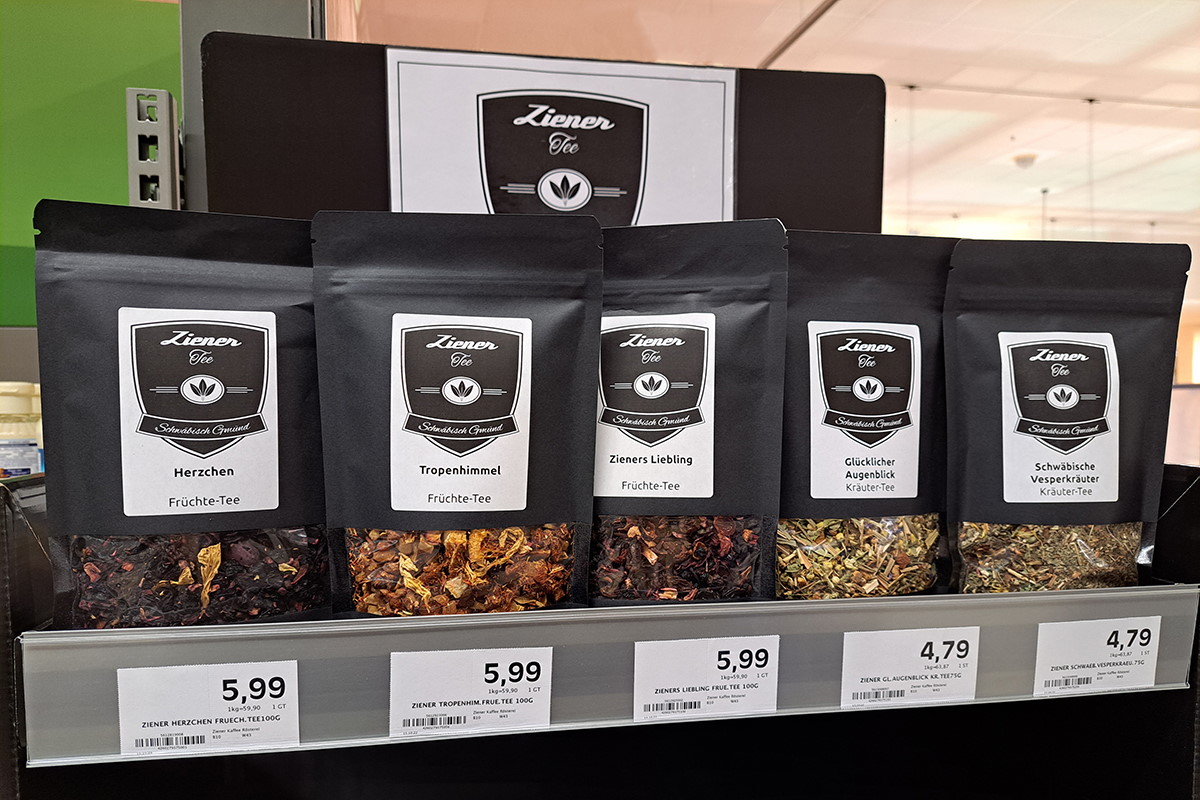 Solutions alimentaires : étiquettes en impression numérique de haute qualité pour des produits haut de gamme, emballage de thé noir avec fenêtre transparente.