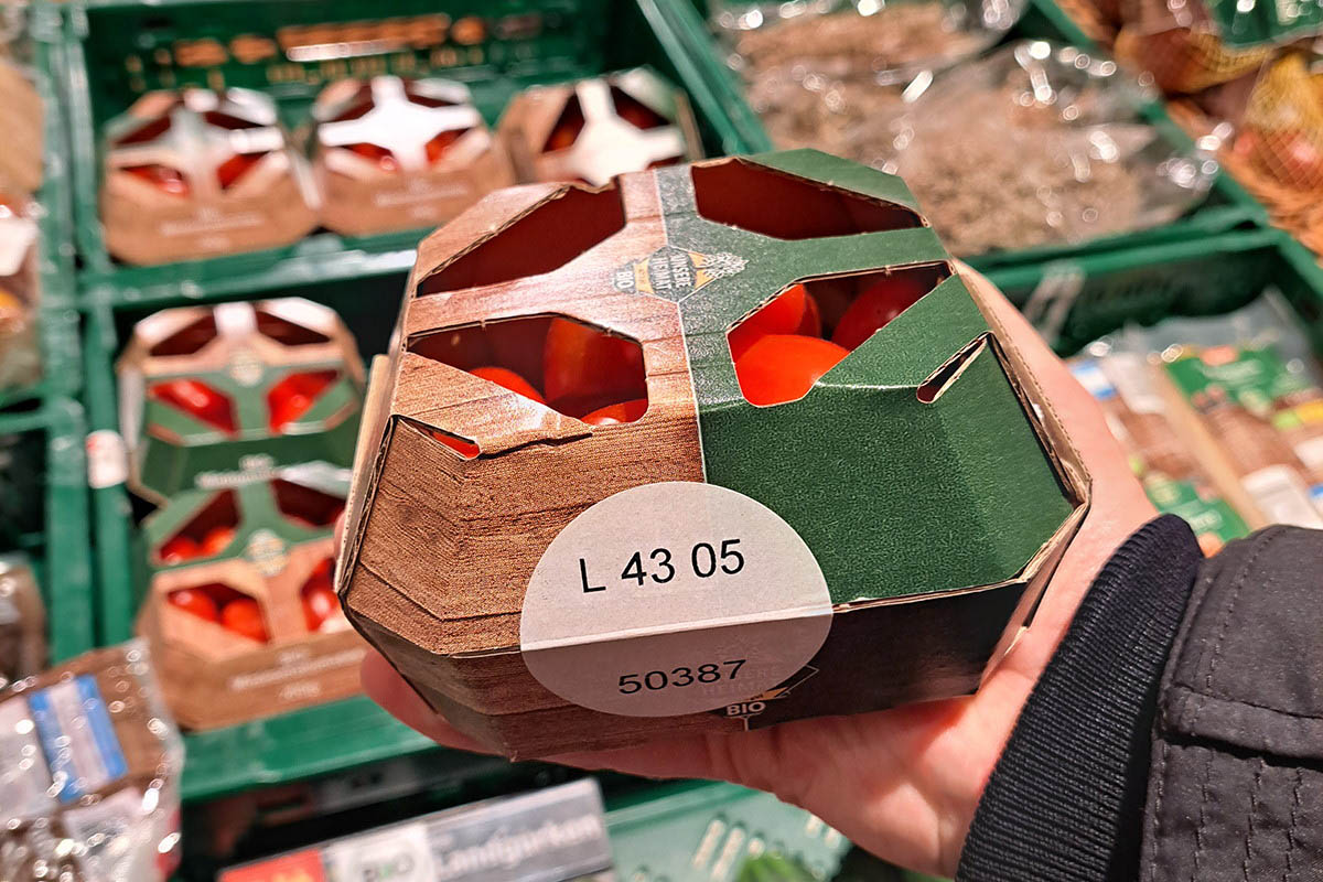Étiquettes durables : Tomates en emballage carton avec étiquette (indication du numéro de lot et fonction de fermeture)