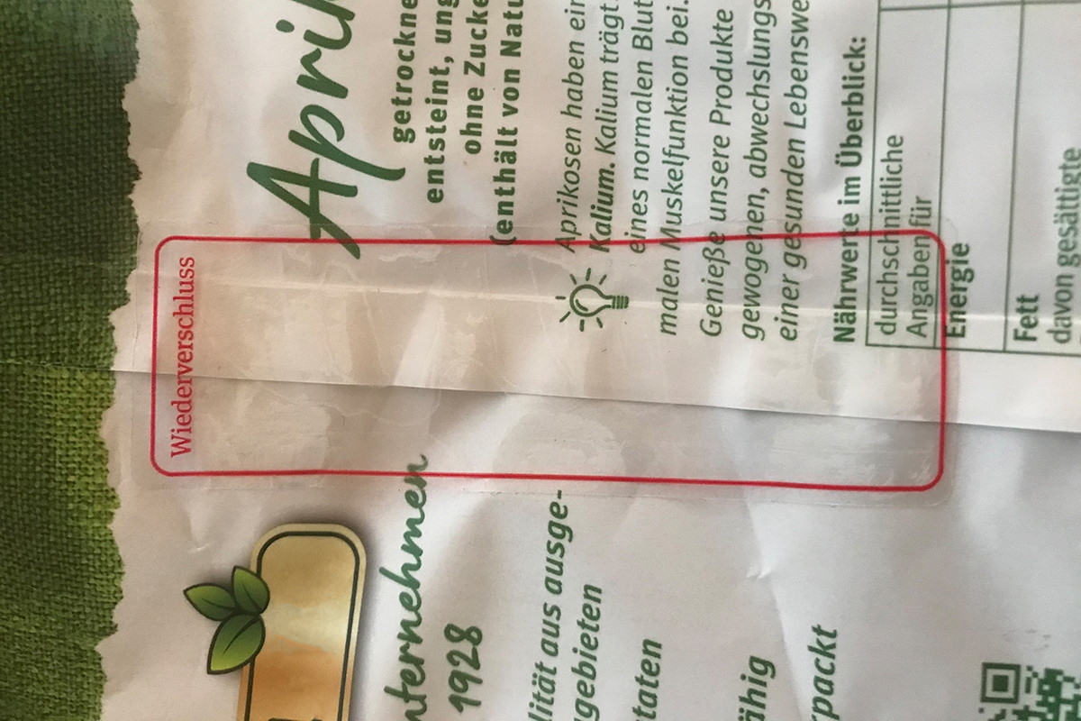 Étiquettes de fermeture : étiquette de fermeture transparente, imprimée avec un cadre coloré et le texte "Fermeture", sur un emballage en sachet pour des abricots.